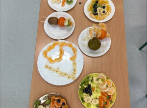 Owocowe talerze uczniów.