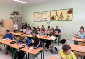 Uczniowie klasy 5 podczas wykonywania zadania.