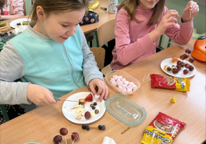 Uczniowie klasy 5 podczas wykonywania zadania.