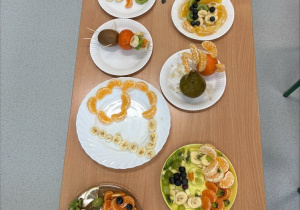 Owocowe talerze uczniów.