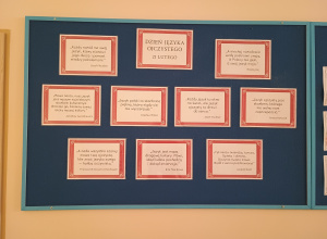 Plansze z cytatami znanych pisarzy, poetów i myślicieli.