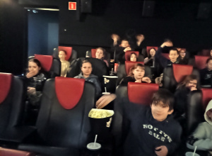 Uczniowie w Multikinie.