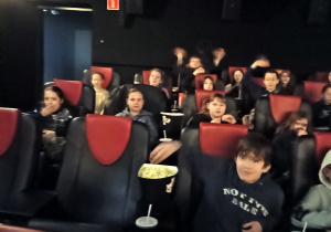 Uczniowie w Multikinie.