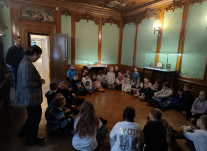 Uczniowie słuchają informacji o filmach animowanych.