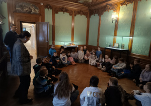 Uczniowie słuchają informacji o filmach animowanych.