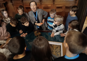 Uczniowie poszukiwaczami ukrytych klisz.