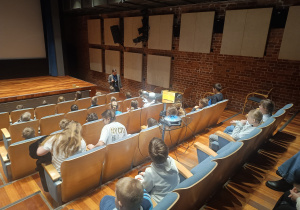 Uczniowie w sali kinowej.