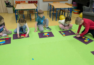 Zabawy z elementami mozaiki geometrycznej.