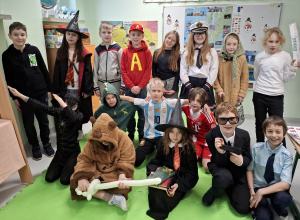 Uczniowie klasy 3a w strojach karnawałowych.