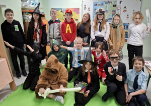 Uczniowie klasy 3a w strojach karnawałowych.