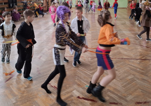 Uczniowie klas 1-3 podczas zabawy.