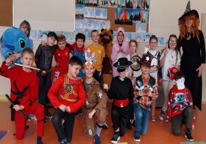 Uczniowie klasy 3b w strojach karnawałowych.