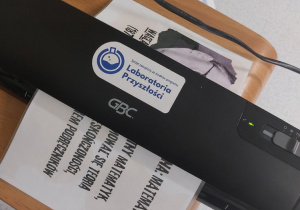 Wykorzystanie laminarki do zalaminowania gazetki.