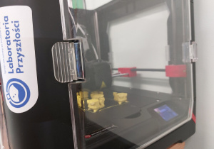 Drukarka 3D podczas pracy.