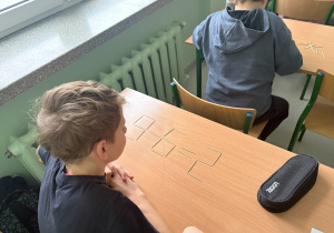 Uczniowie klasy 4 podczas rozwiązywania zagadek.