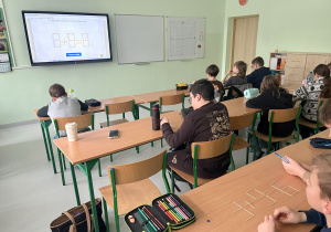 Uczniowie klasy 4 podczas rozwiązywania zagadek.