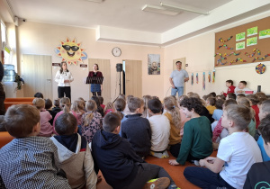 Uczniowie słuchają prezentowanych utworów.