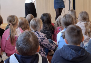 Uczniowie słuchają prezentowanych utworów.