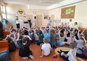 Uczniowie uczestniczą w zabawie muzycznej.