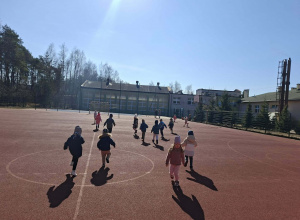 Zabawy w ogrodzie przedszkolnym.