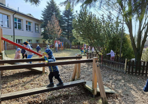 Zabawy na placu zabaw.