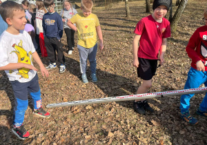 Uczniowie zapoznają się ze sprzętami geodezyjnymi.