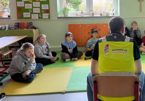 Uczniowie słuchają informacji na temat specyfiki pracy geodety.