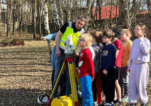 Uczniowie zapoznają się ze sprzętami geodezyjnymi.