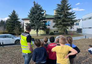 Uczniowie podczas uruchamiania drona.