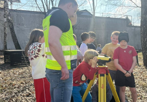 Uczniowie zapoznają się ze sprzętami geodezyjnymi.