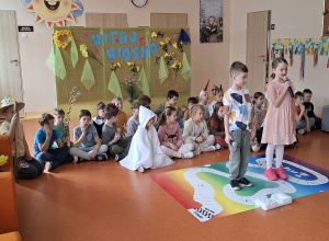 Wiosenne przedstawienie uczniów klasy 1.