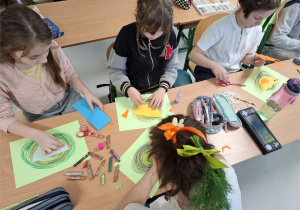 Uczniowie podczas wykonywania wiosennej pracy plastycznej.