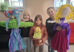 Uczennice z marzannami.