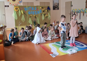 Wiosenne przedstawienie uczniów klasy 1.