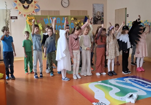 Wiosenne przedstawienie uczniów klasy 1.