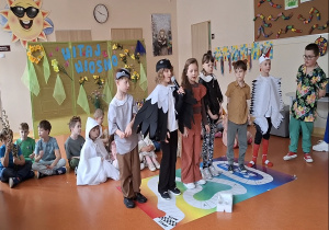 Wiosenne przedstawienie uczniów klasy 1.