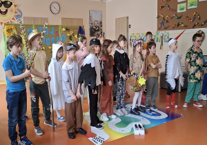 Wiosenne przedstawienie uczniów klasy 1.