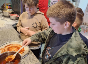 Uczniowie podczas robienia pizzy