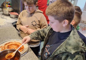 Uczniowie podczas robienia pizzy