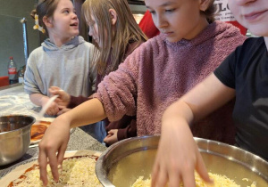 Uczniowie podczas robienia pizzy