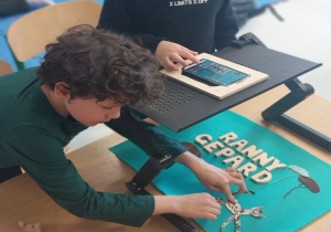 Uczniowie w trakcie przygotowywania ujęć do animacji.