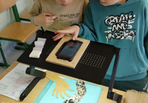 Uczniowie w trakcie przygotowywania ujęć do animacji.