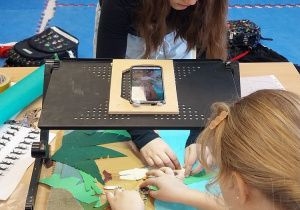 Uczniowie w trakcie przygotowywania ujęć do animacji.