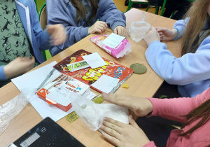 Uczniowie podczas lekcji odmierzali na wadze kuchennej cukier znajdujący się w produktach.