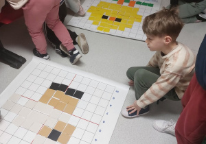 Uczniowie w trakcie kodowania.