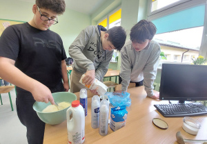 Uczniowie podczas przygotowania ciasta na gofry.