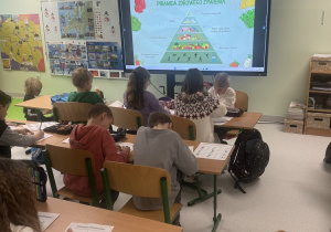 Uczniowie podczas zajęć