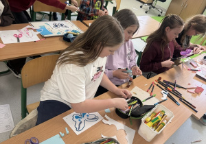 Uczniowie w trakcie wykonywania motyli