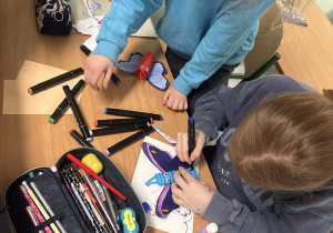 Uczniowie w trakcie wykonywania motyli