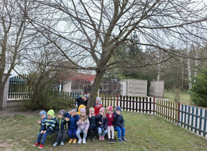Zabawy badawcze w ogrodzie przedszkolnym.